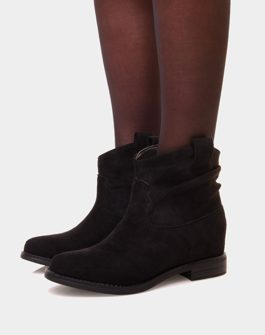 Bottines basses noires en suédine plissée