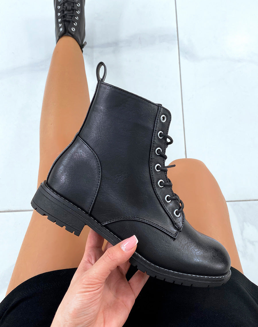 Bottines basses noires à lacets et semelle plate