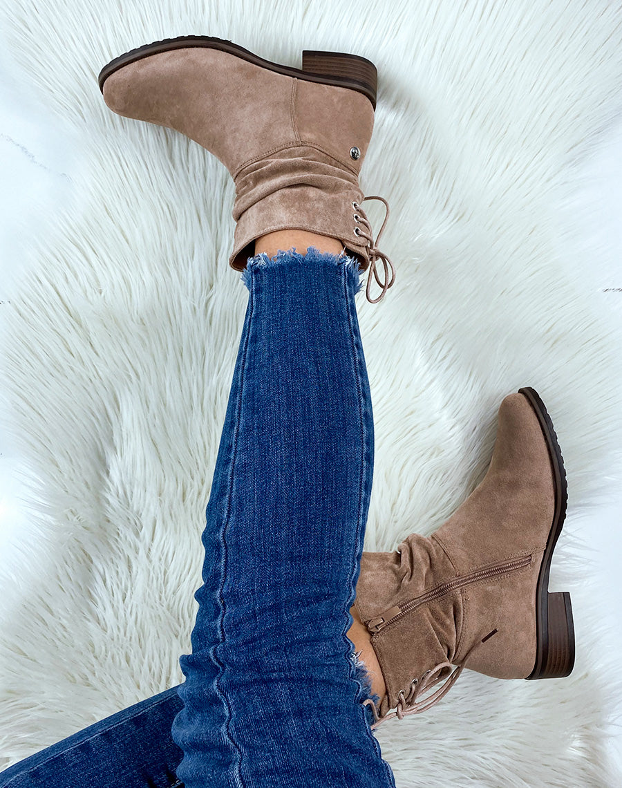 Bottines beige-rosées en daim plissées