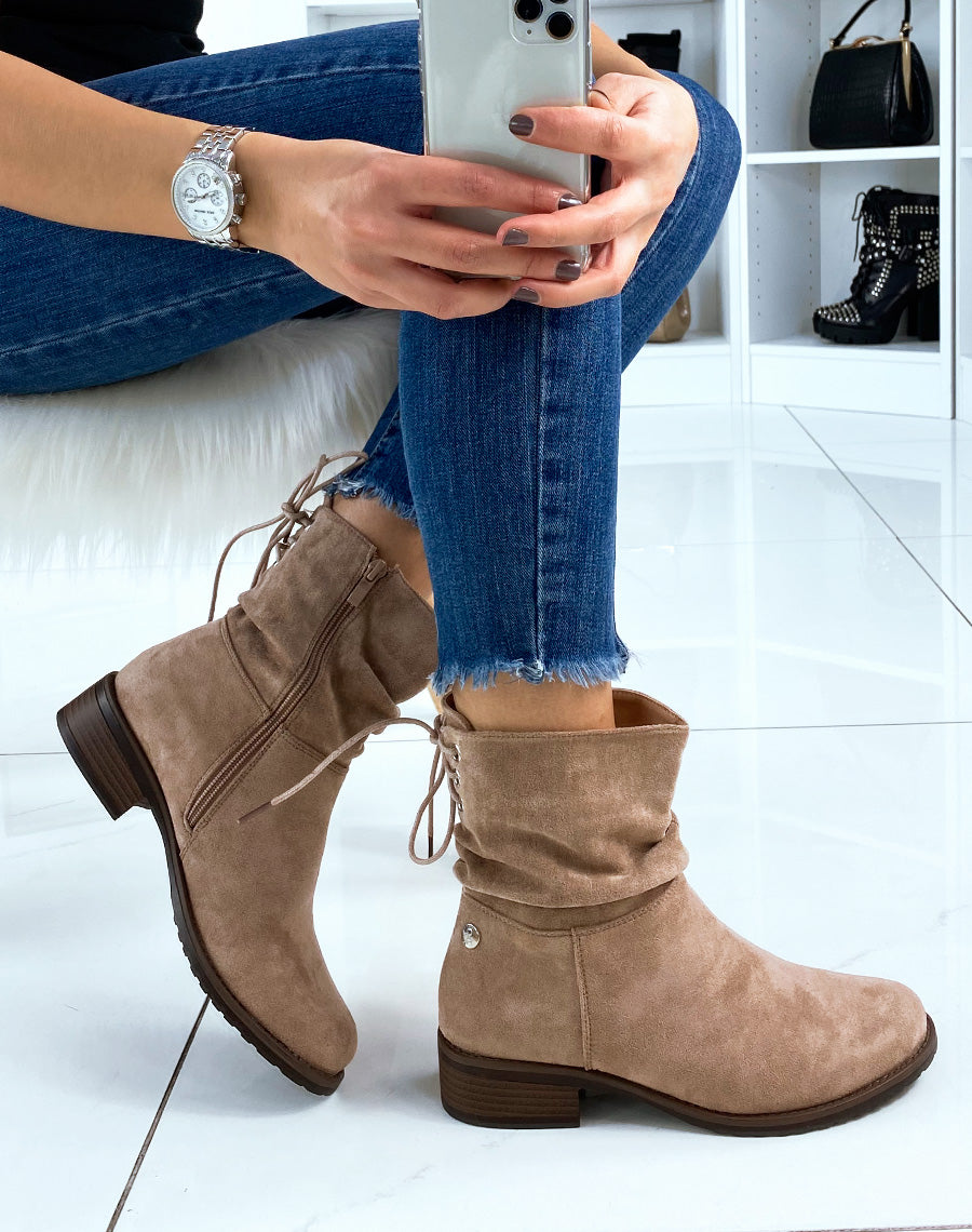 Bottines beige-rosées en daim plissées