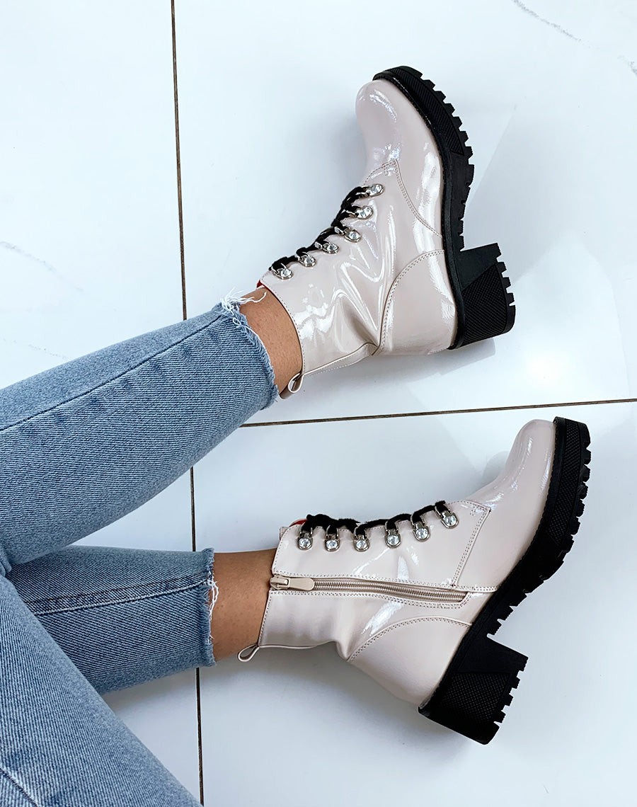 Bottines beige vernis à gros bijoux