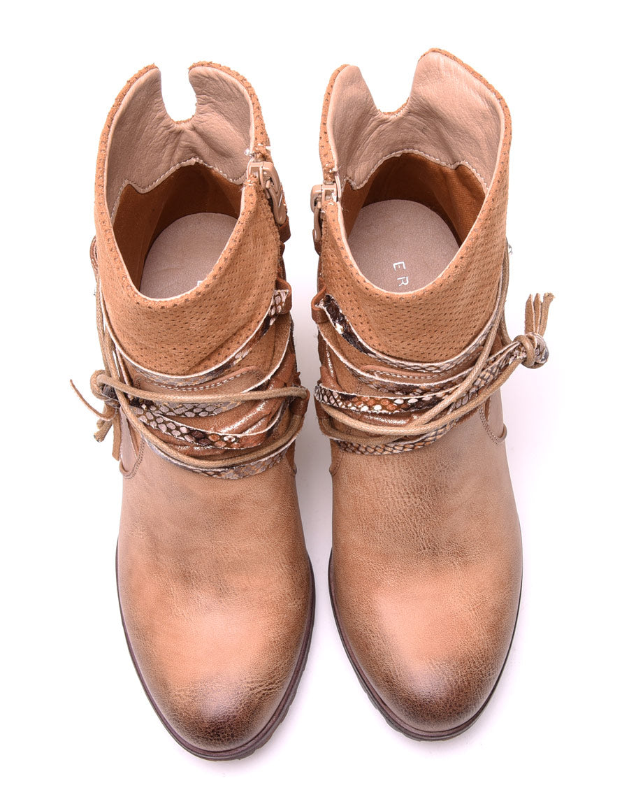 Bottines beiges bi matières à talons et lanières multiples