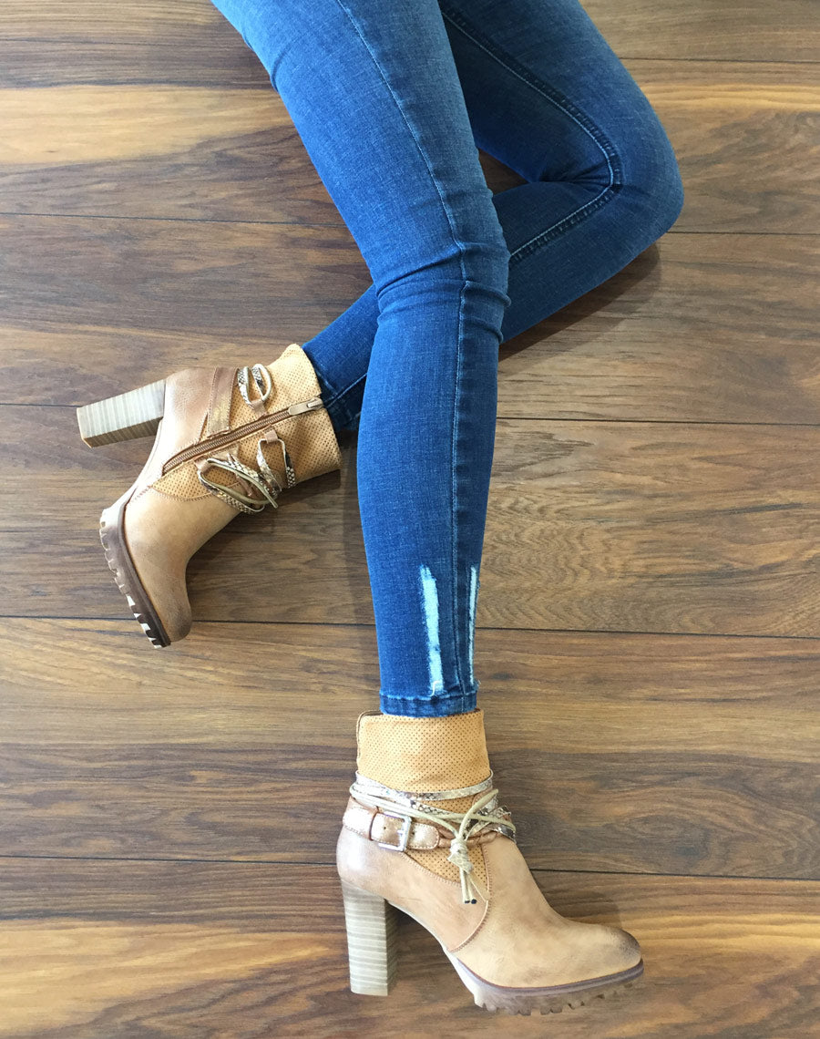 Bottines beiges bi matières à talons et lanières multiples