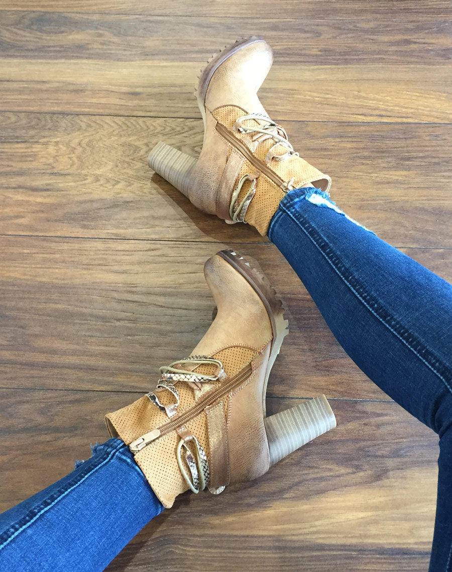 Bottines beiges bi matières à talons et lanières multiples