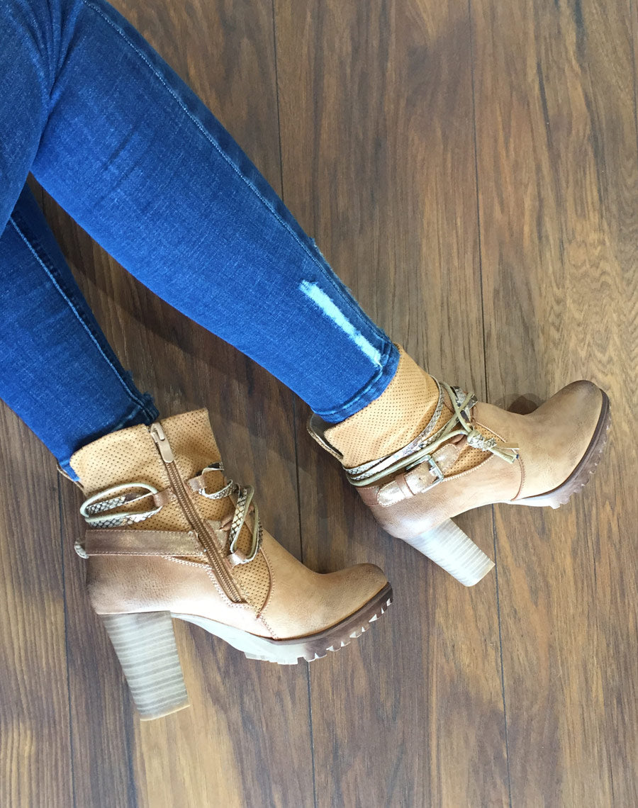 Bottines beiges bi matières à talons et lanières multiples