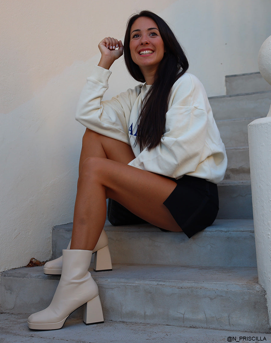 Bottines beiges à bout carré et talon imposant