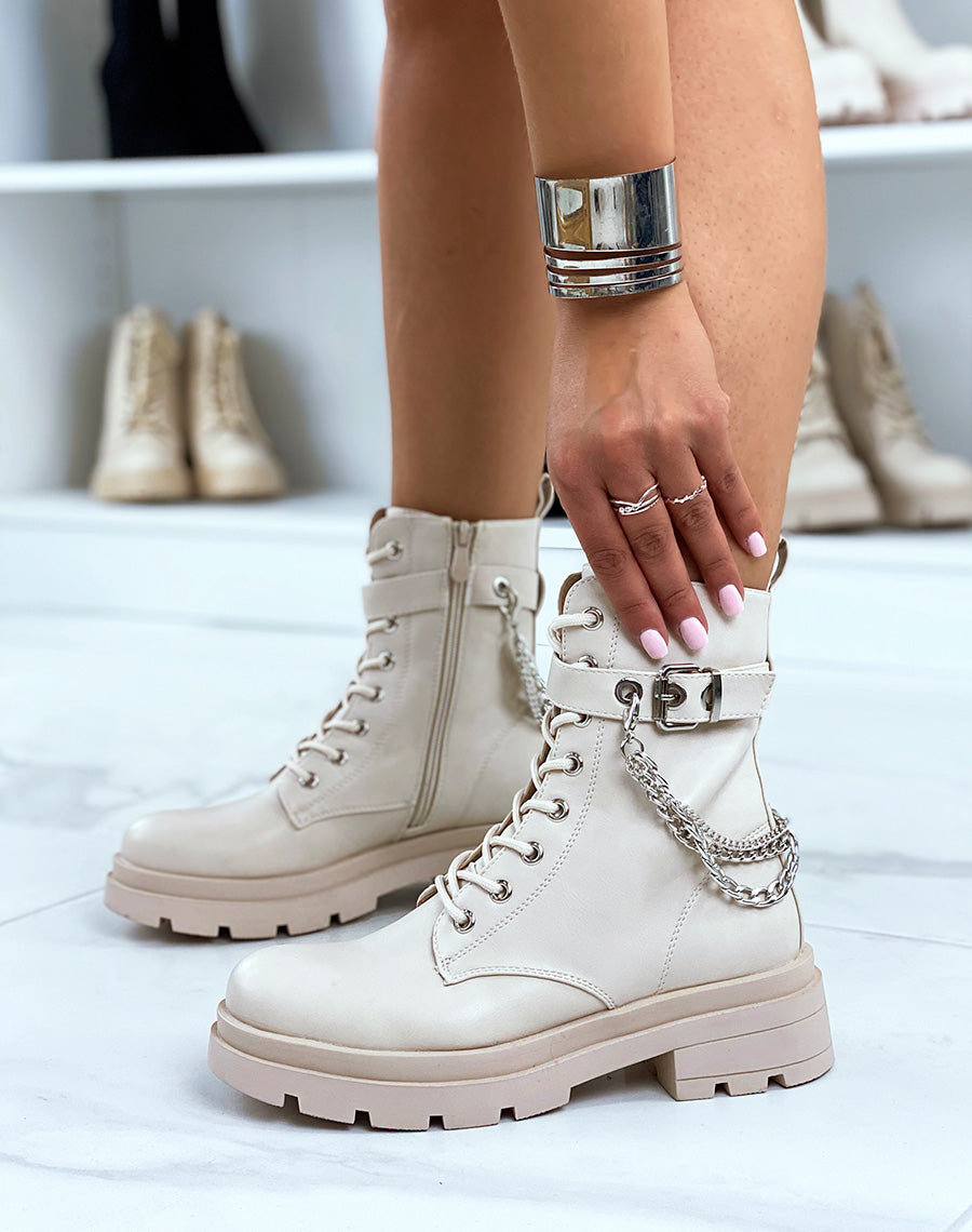 Bottines beiges à chaîne argentée