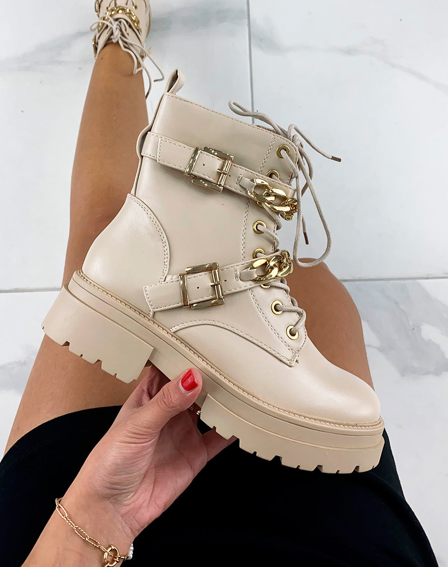 Bottines beiges à doubles lanières et chaînes dorées