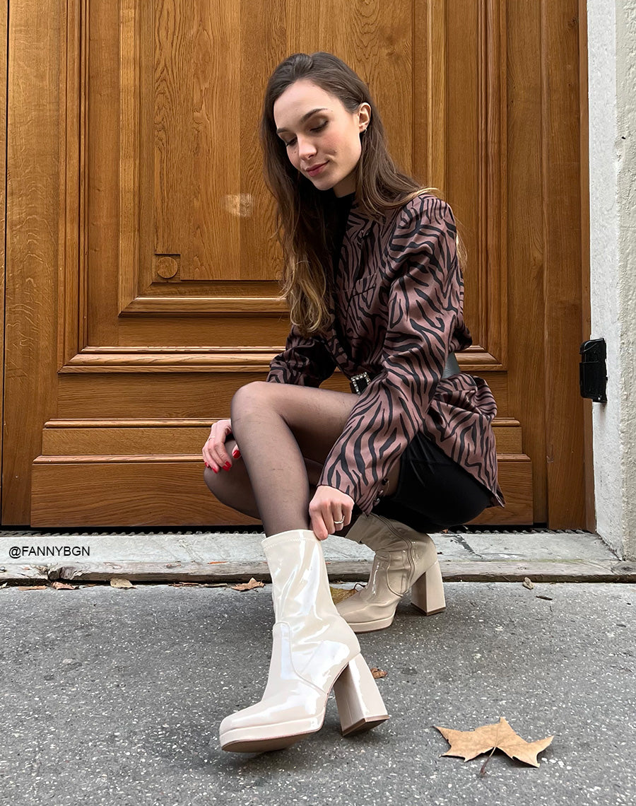 Bottines beiges effet chaussette en vinyle à talon asymétrique