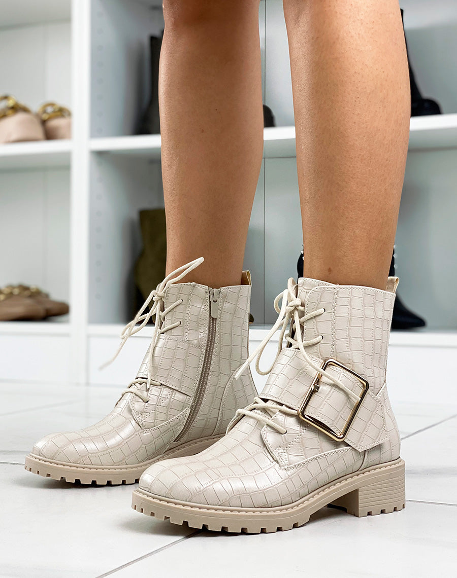 Bottines beiges effet croco ornées d’une grosse boucle dorée