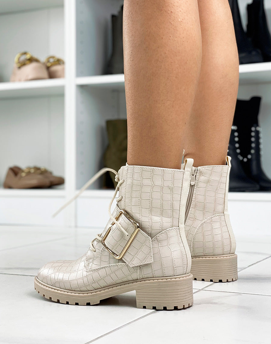 Bottines beiges effet croco ornées d’une grosse boucle dorée