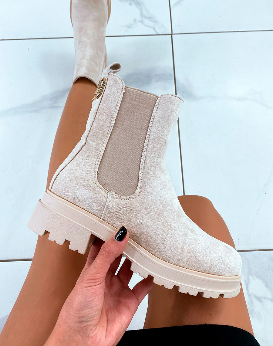 BOTTINES BEIGES EN SUÉDINE AVEC DÉTAIL DORÉ - STYLE CHELSEA