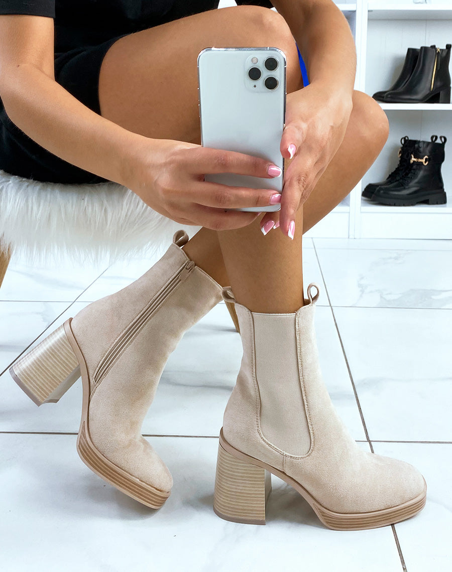 Bottines beiges en suédine montant style chelsea à talon