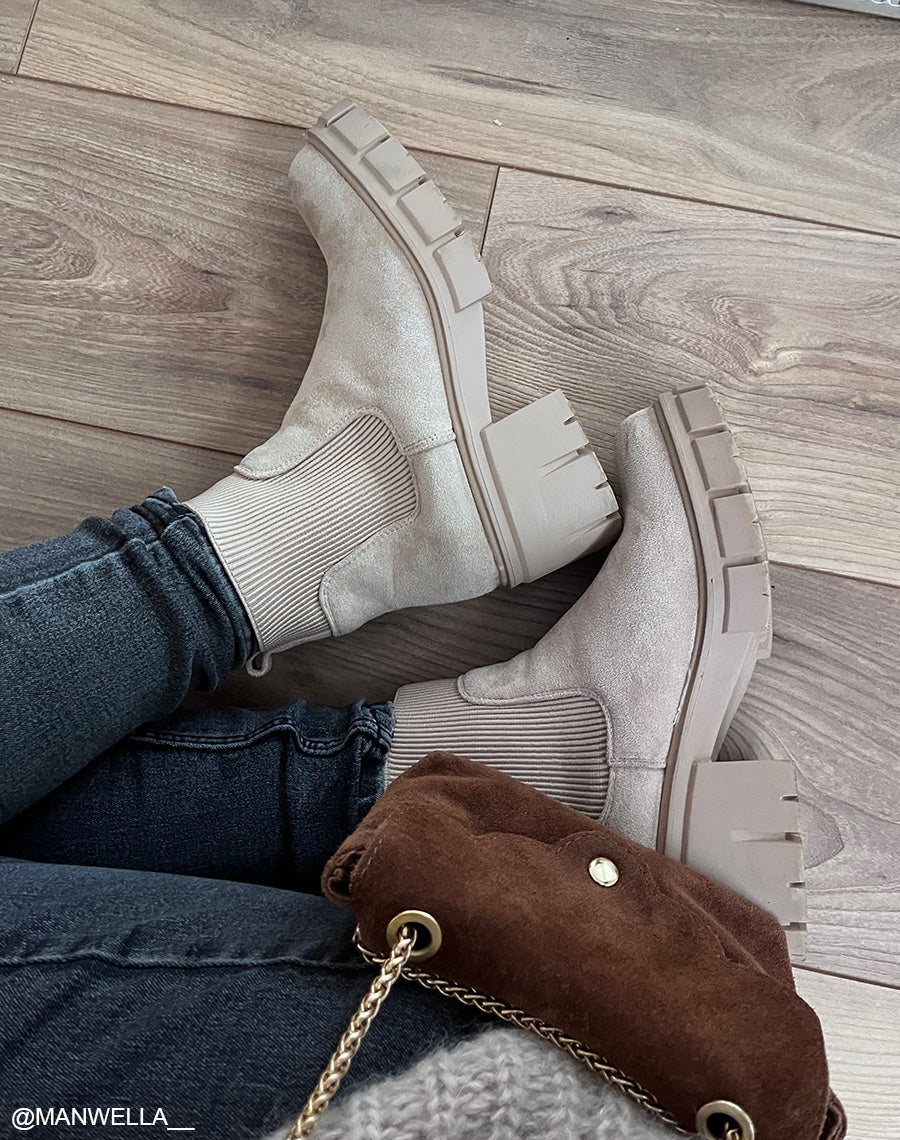 Bottines beiges en suédine style chelsea à semelle crantée talonnée