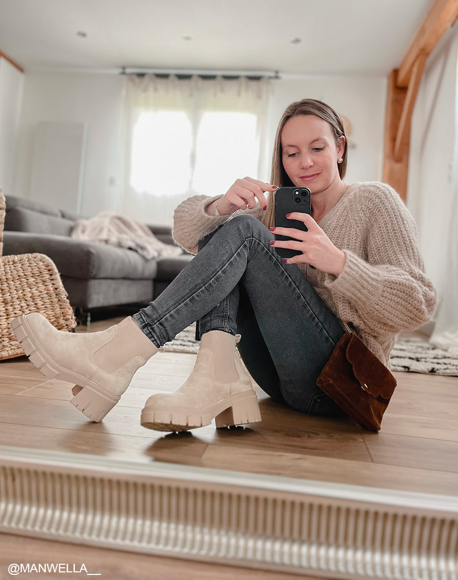 Bottines beiges en suédine style chelsea à semelle crantée talonnée