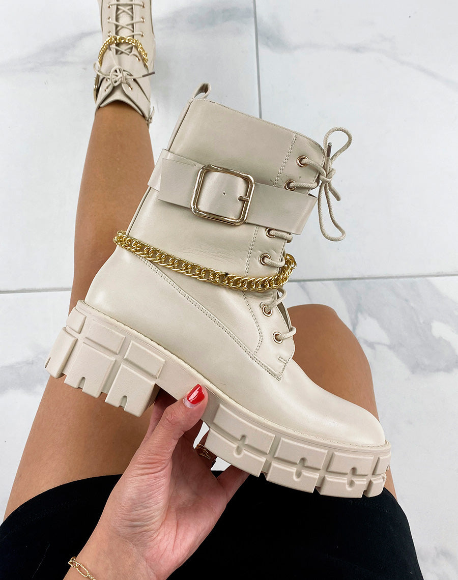 Bottines beiges lacées à lanière et chaîne dorée