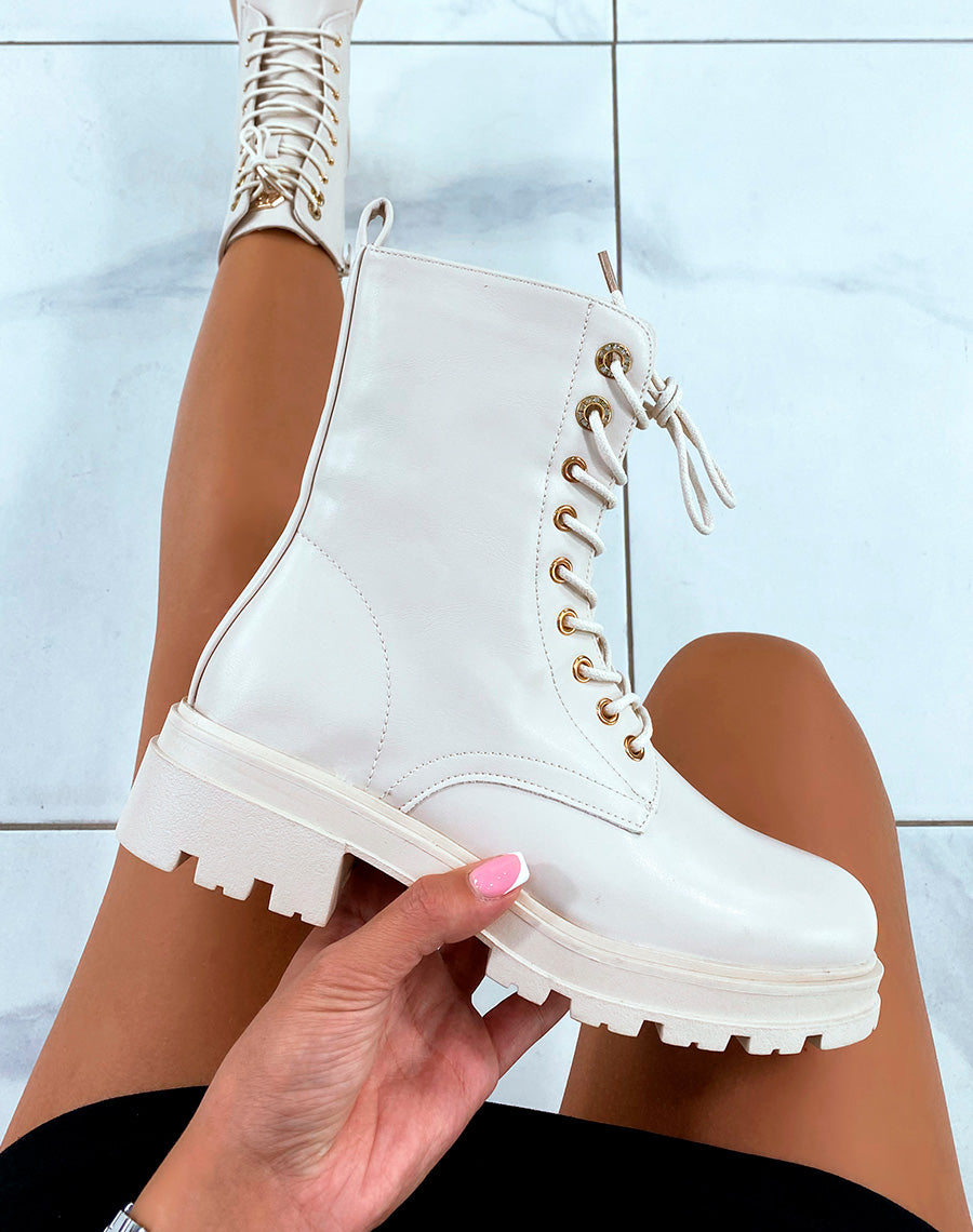 Bottines Beiges à Lacets avec Détail Doré Élégant
