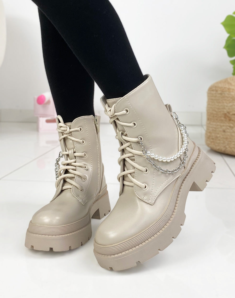 Bottines beiges à lacets et détails en perle