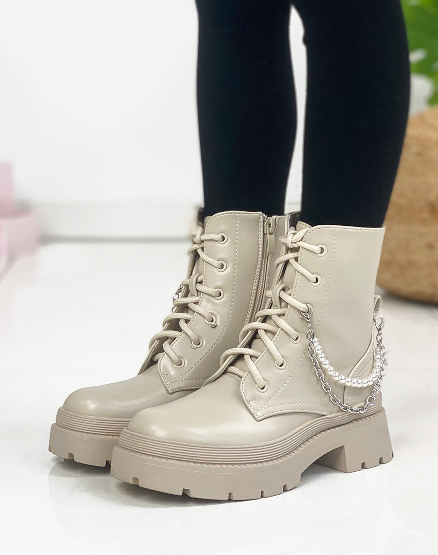 Bottines beiges à lacets et détails en perle