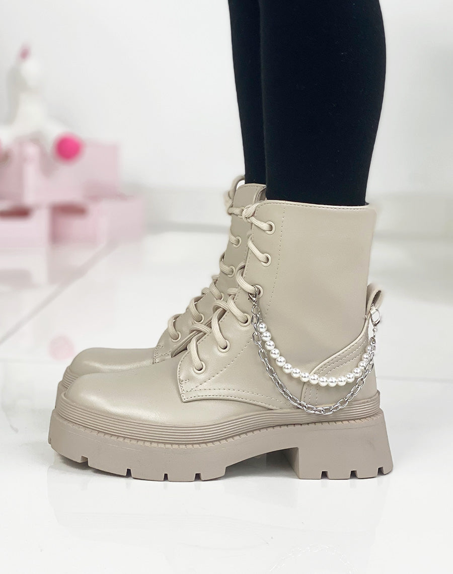 Bottines beiges à lacets et détails en perle
