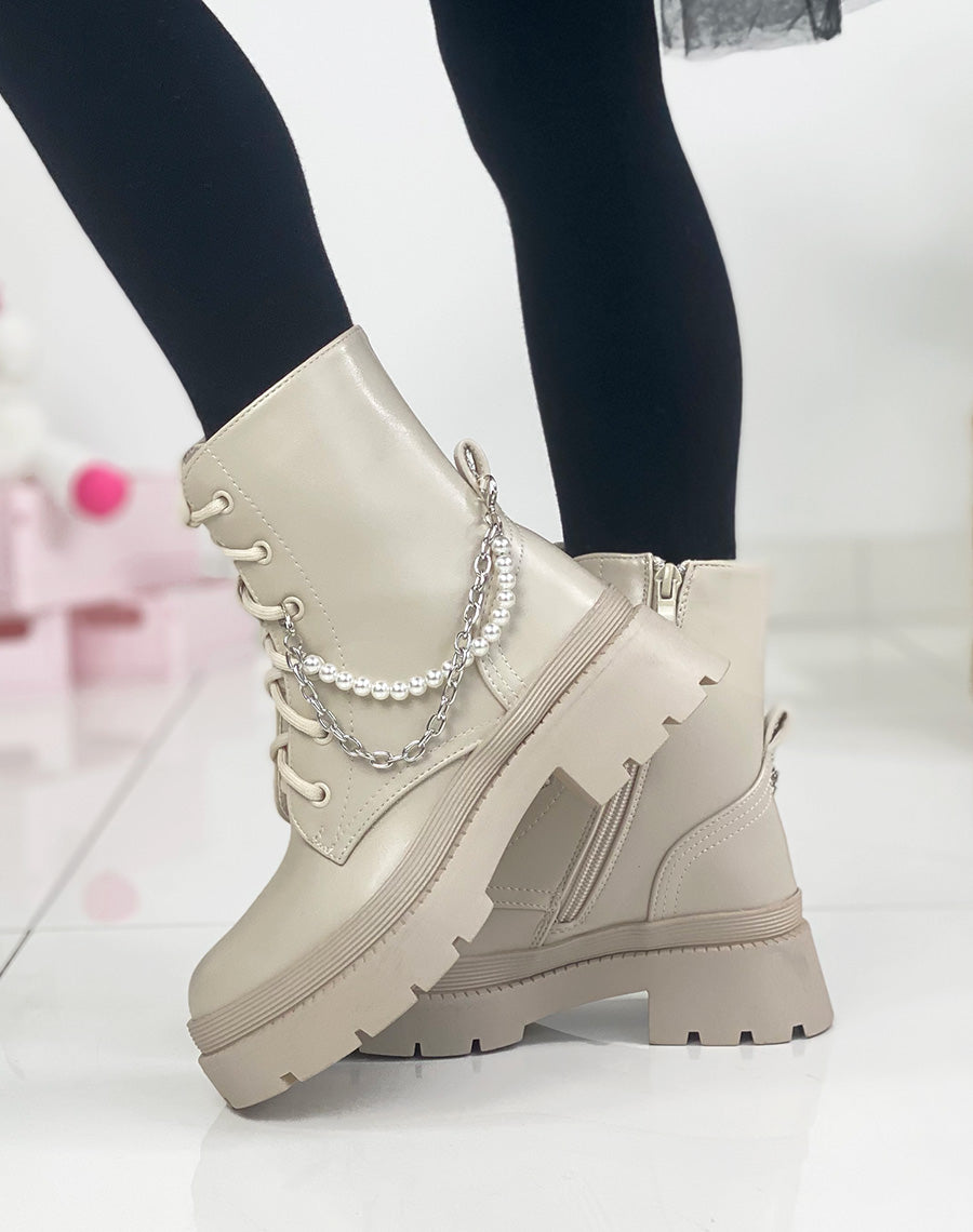 Bottines beiges à lacets et détails en perle