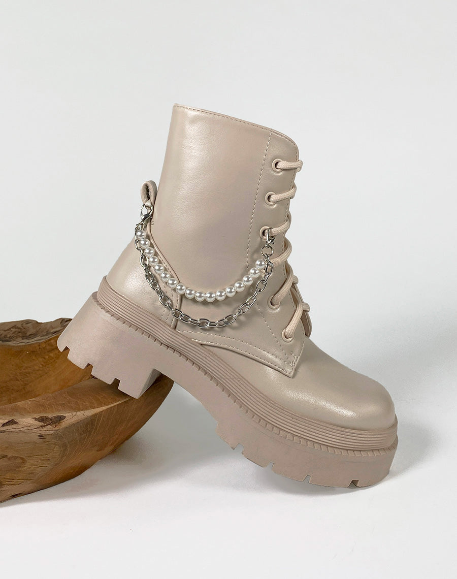 Bottines beiges à lacets et détails en perle