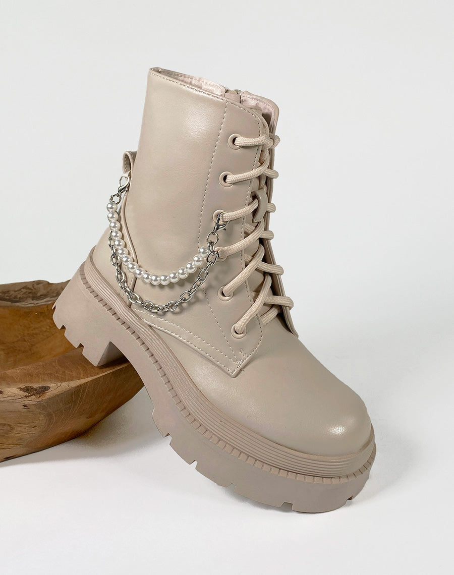 Bottines beiges à lacets et détails en perle