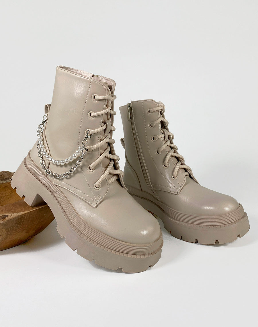Bottines beiges à lacets et détails en perle