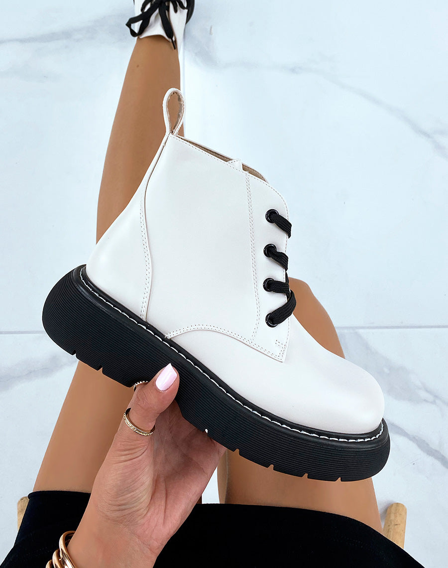 Bottines beiges à lacets noirs à plateforme épaisse