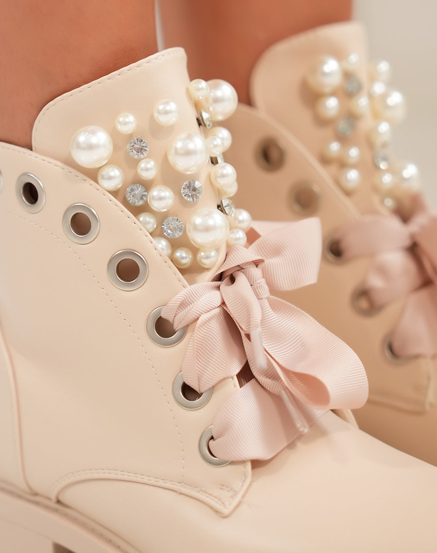 Bottines beiges à lacets épais et ajourées de perles
