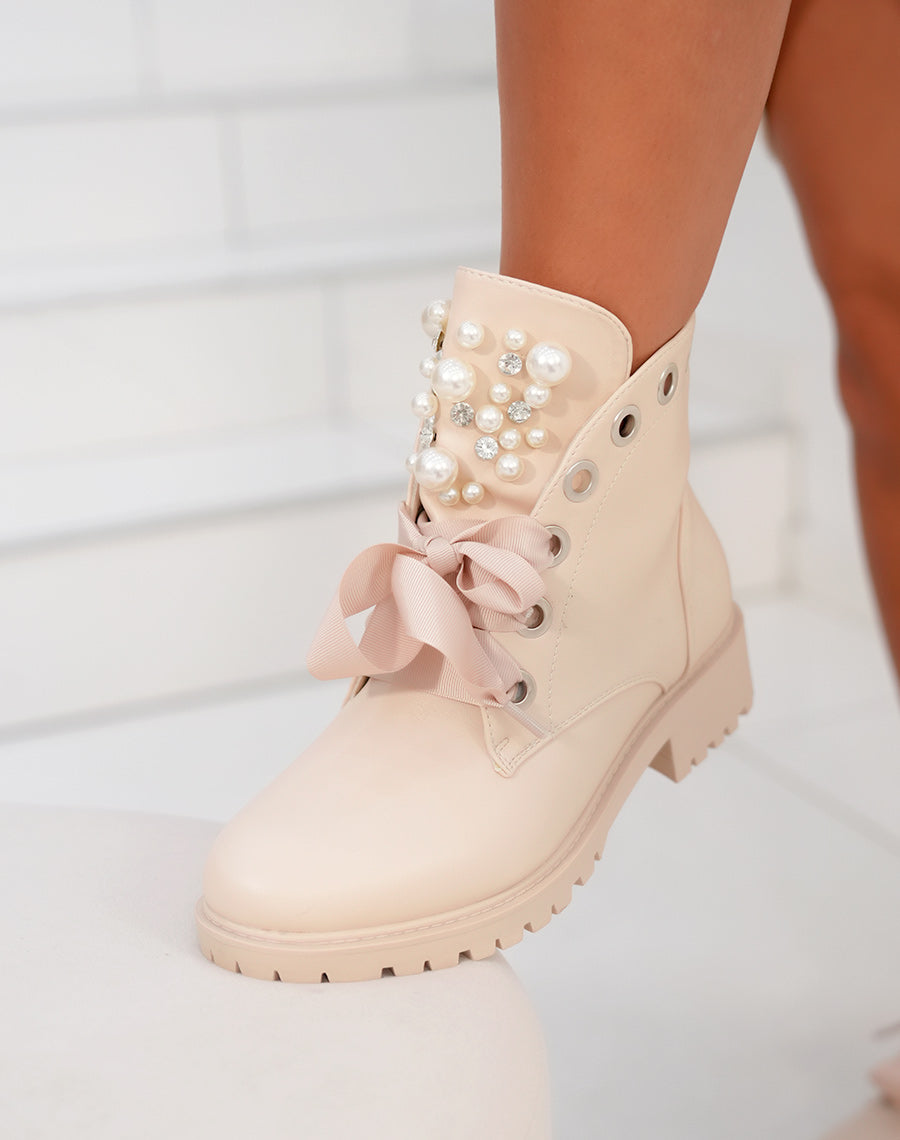 Bottines beiges à lacets épais et ajourées de perles