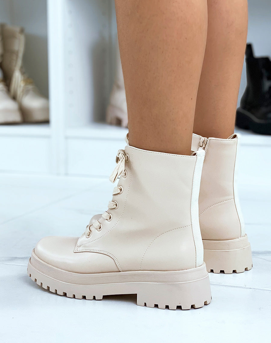 Bottines beiges à lacets à semelle plate crantée