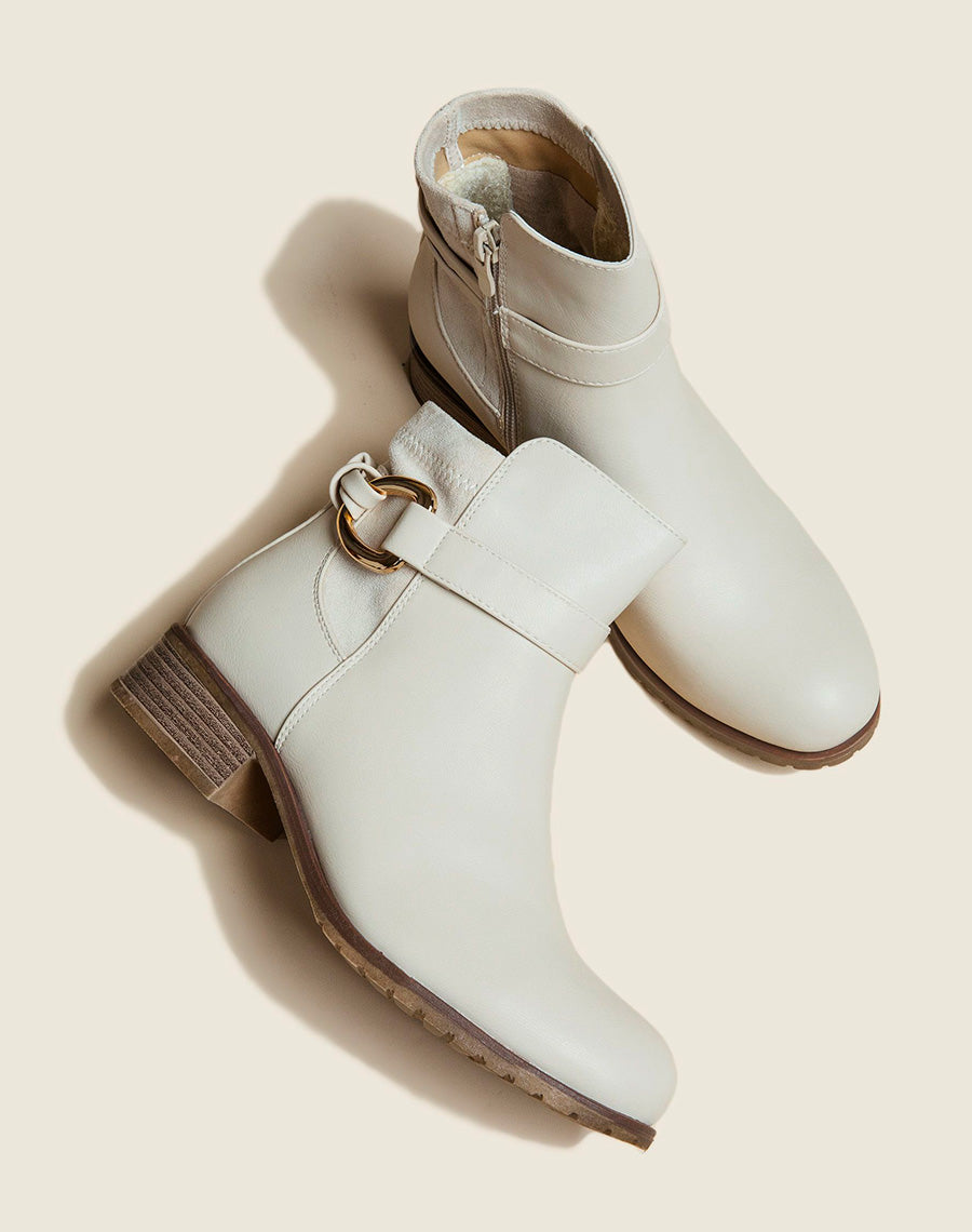 Bottines beiges à lanière à anneau doré