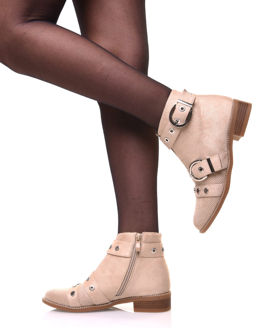 Bottines beiges lanières cloutées ouvertes à l’avant