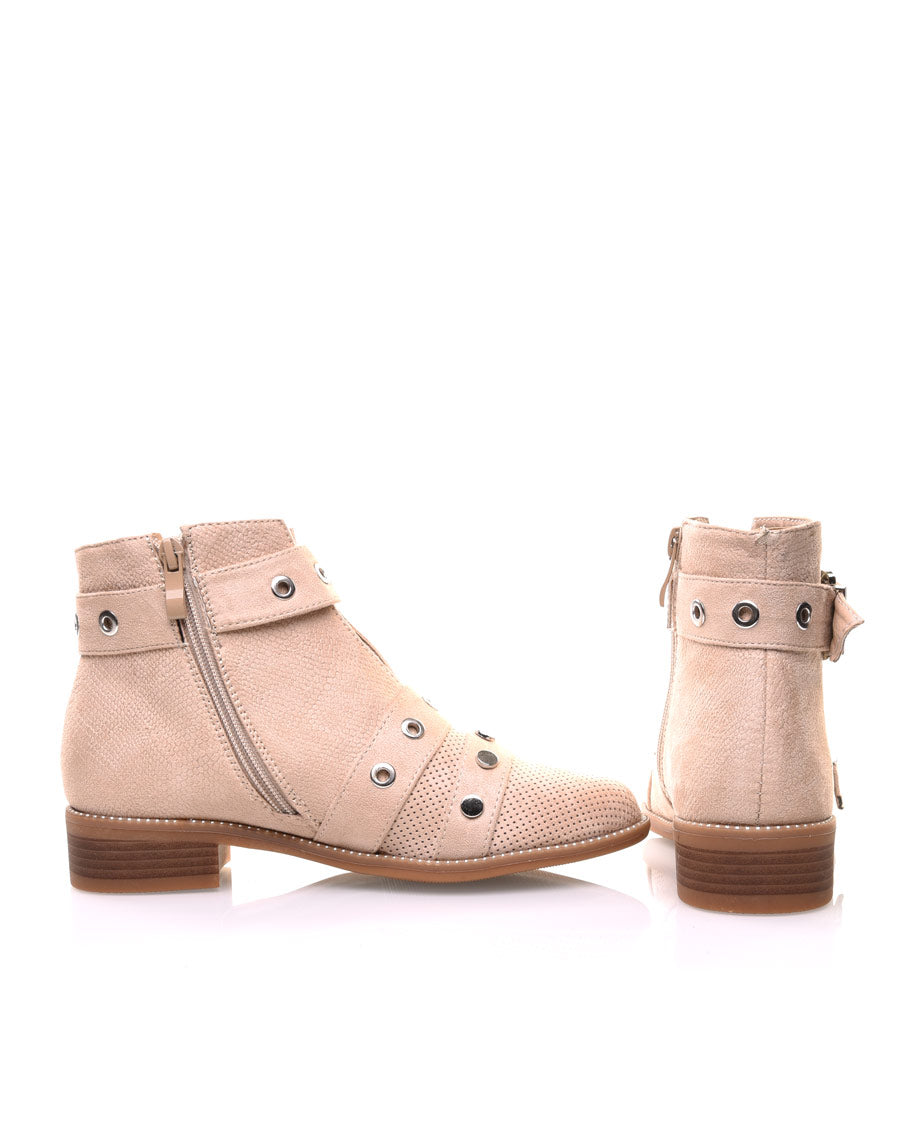 Bottines beiges lanières cloutées ouvertes à l’avant