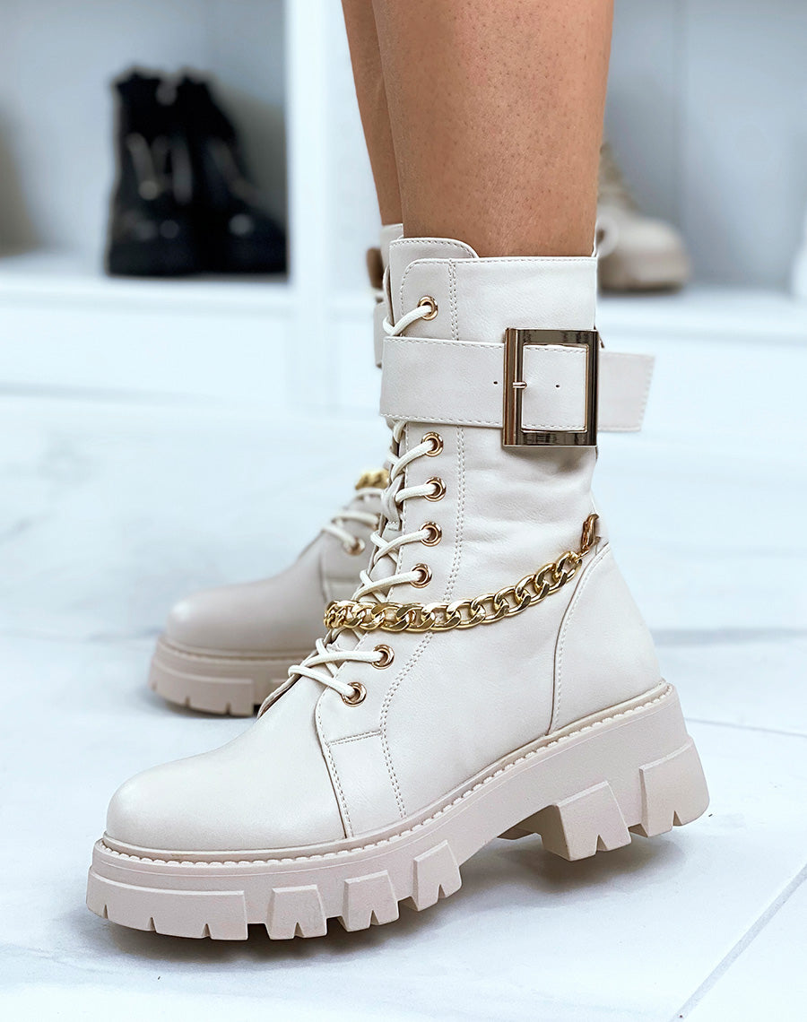 Bottines beiges montantes à chaîne et lanière dorée