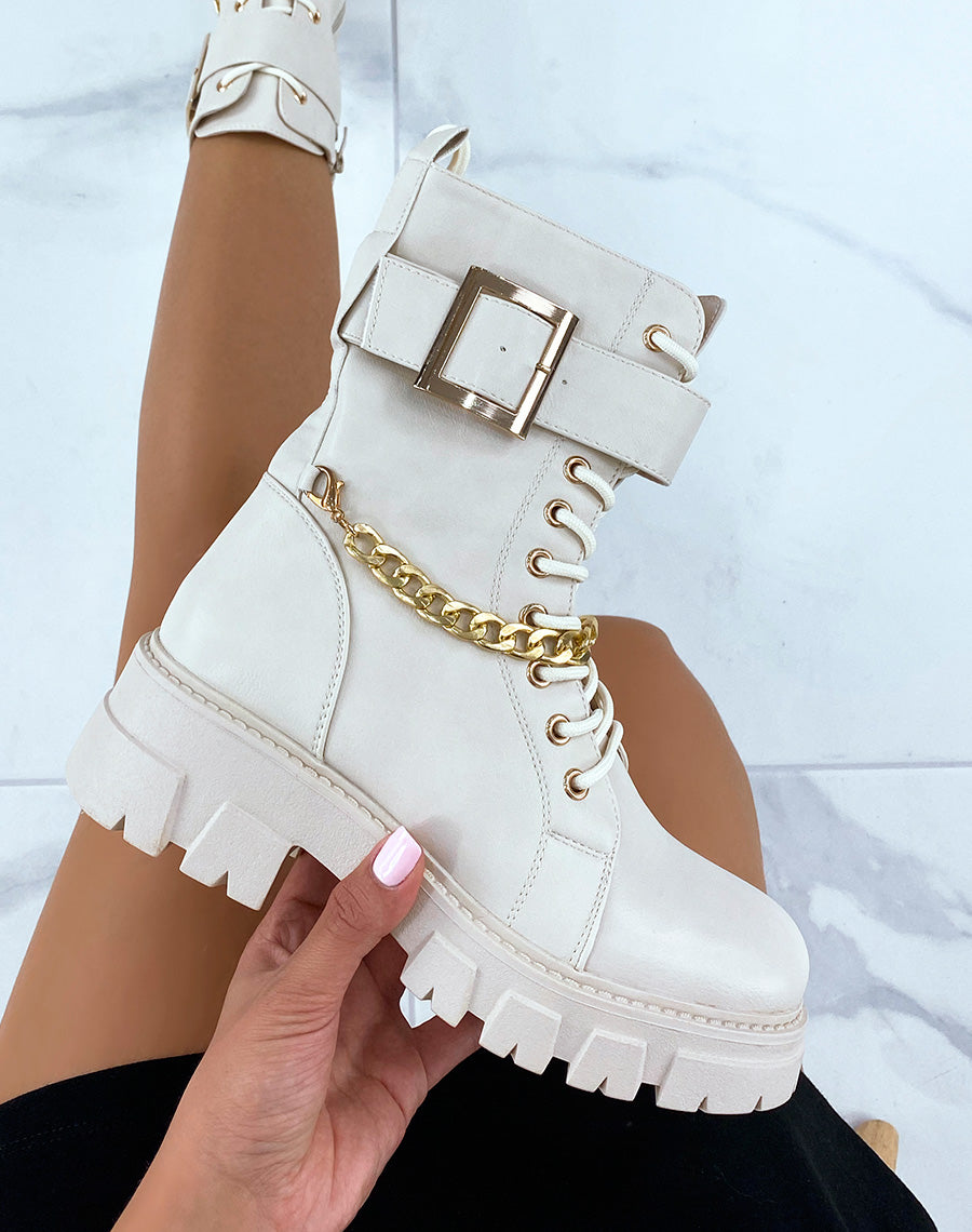 Bottines beiges montantes à chaîne et lanière dorée