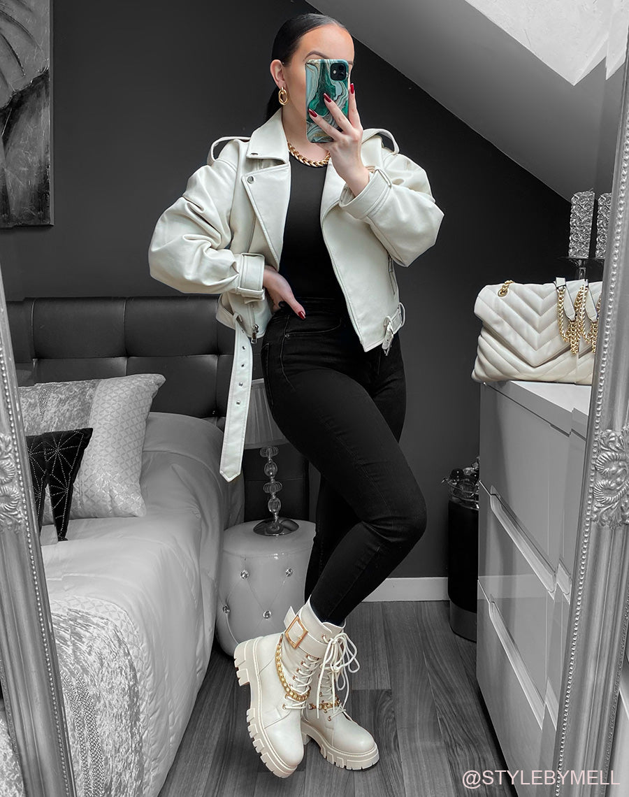 Bottines beiges montantes à chaîne et lanière dorée