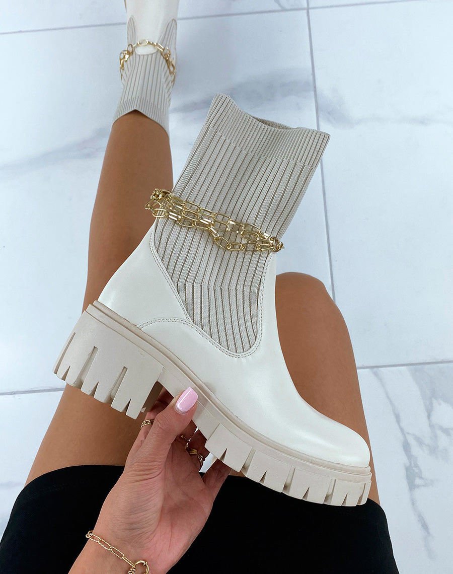 Bottines beiges montantes effet chaussette à fines chaines dorées