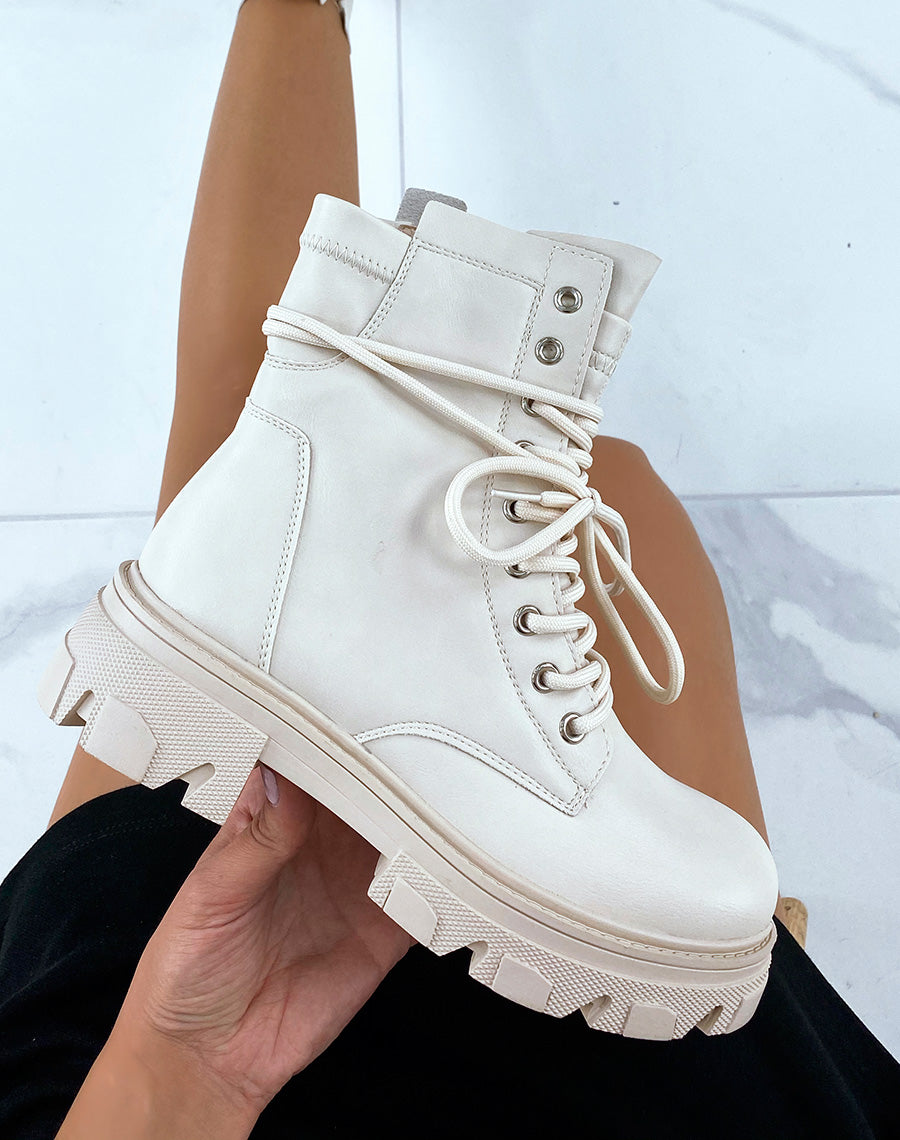 Bottines beiges montantes à lacets et semelle talonnée