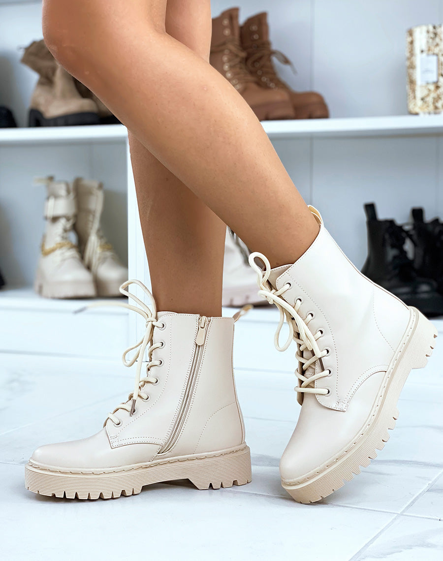 Bottines beiges montantes à semelle plate lacées