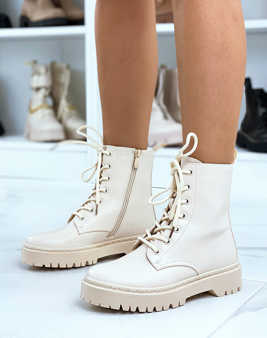 Bottines beiges montantes à semelle plate lacées