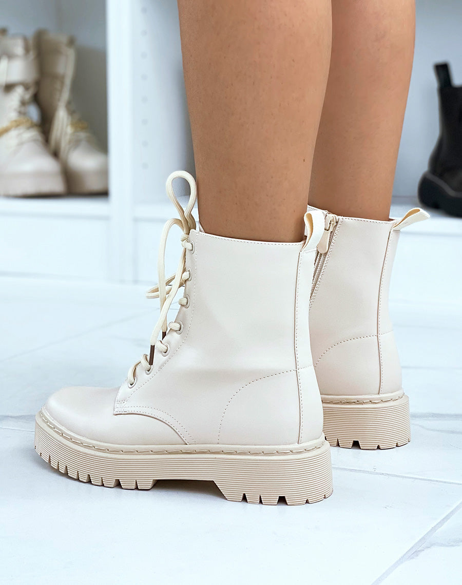 Bottines beiges montantes à semelle plate lacées