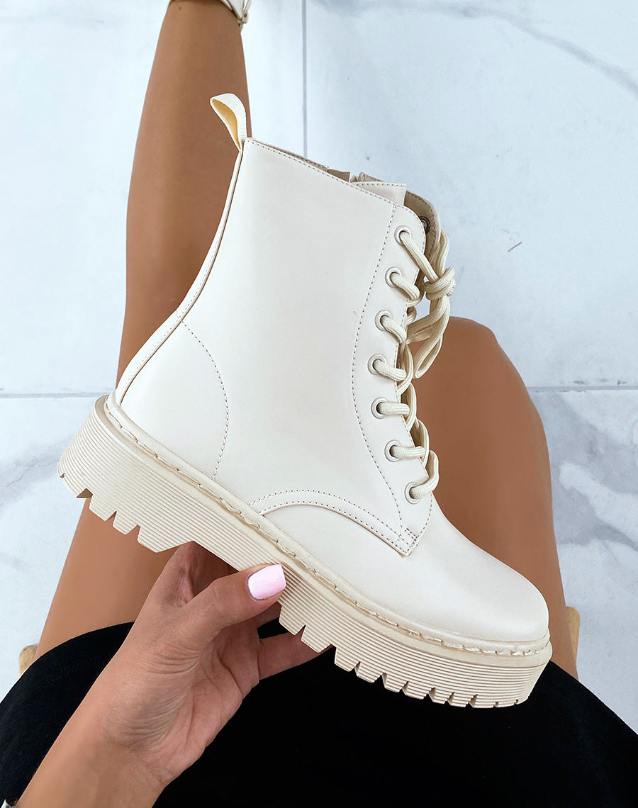 Bottines beiges montantes à semelle plate lacées