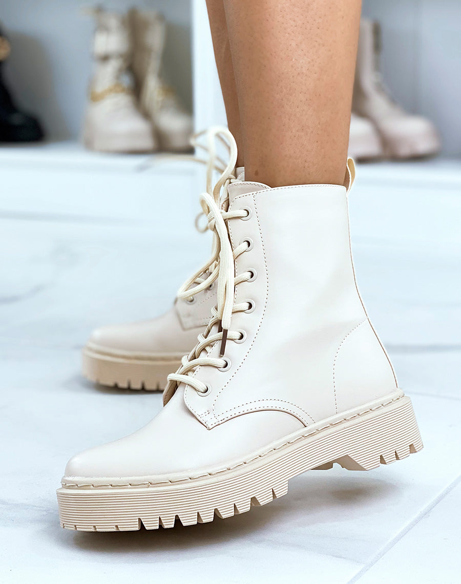 Bottines beiges montantes à semelle plate lacées