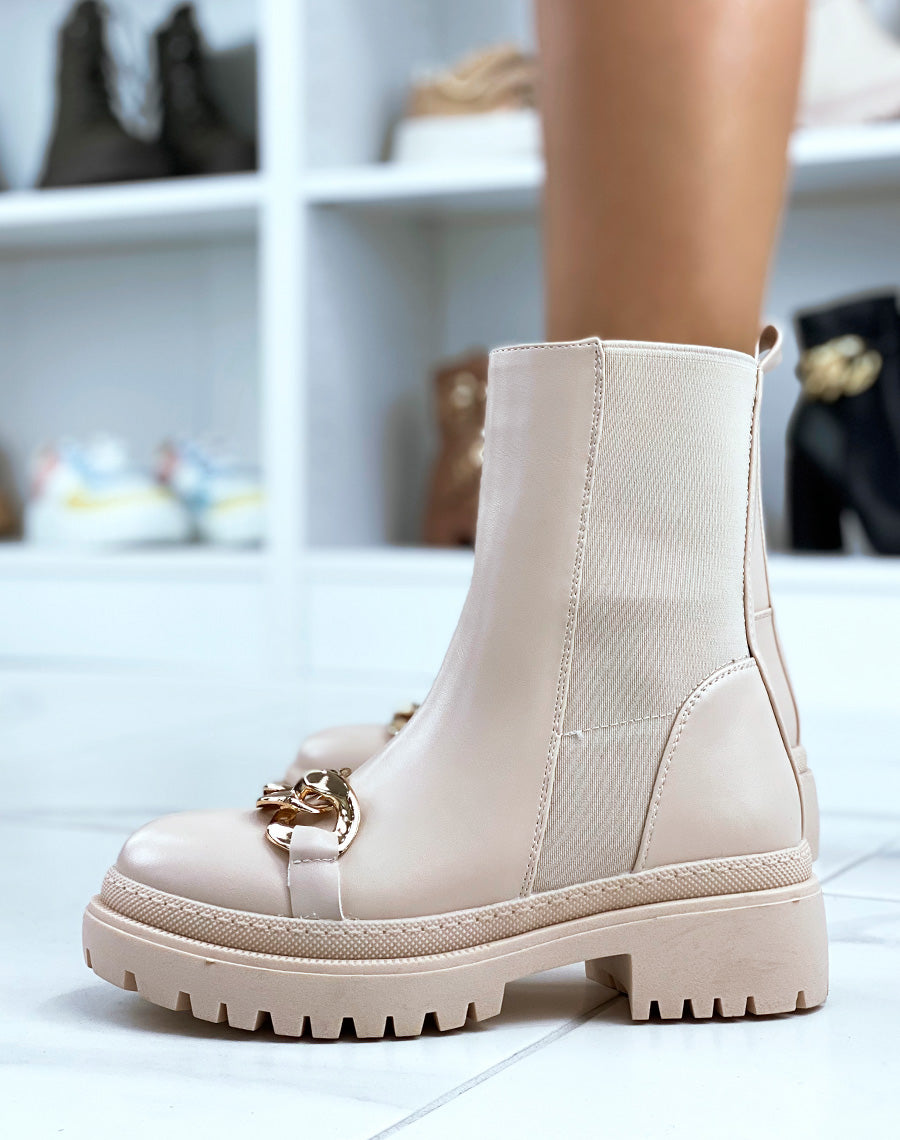 Bottines beiges ornées d’une chaîne dorée