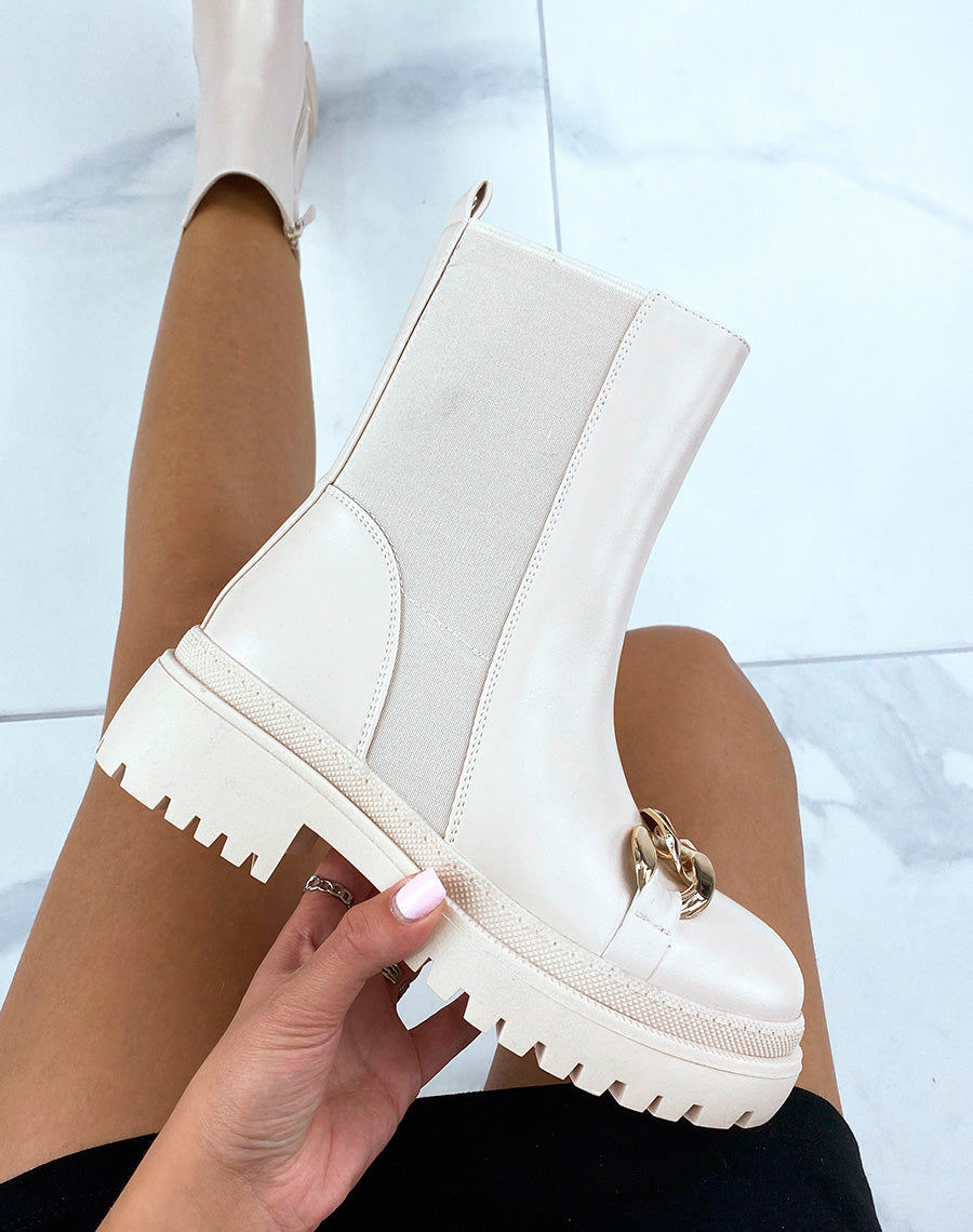 Bottines beiges ornées d’une chaîne dorée