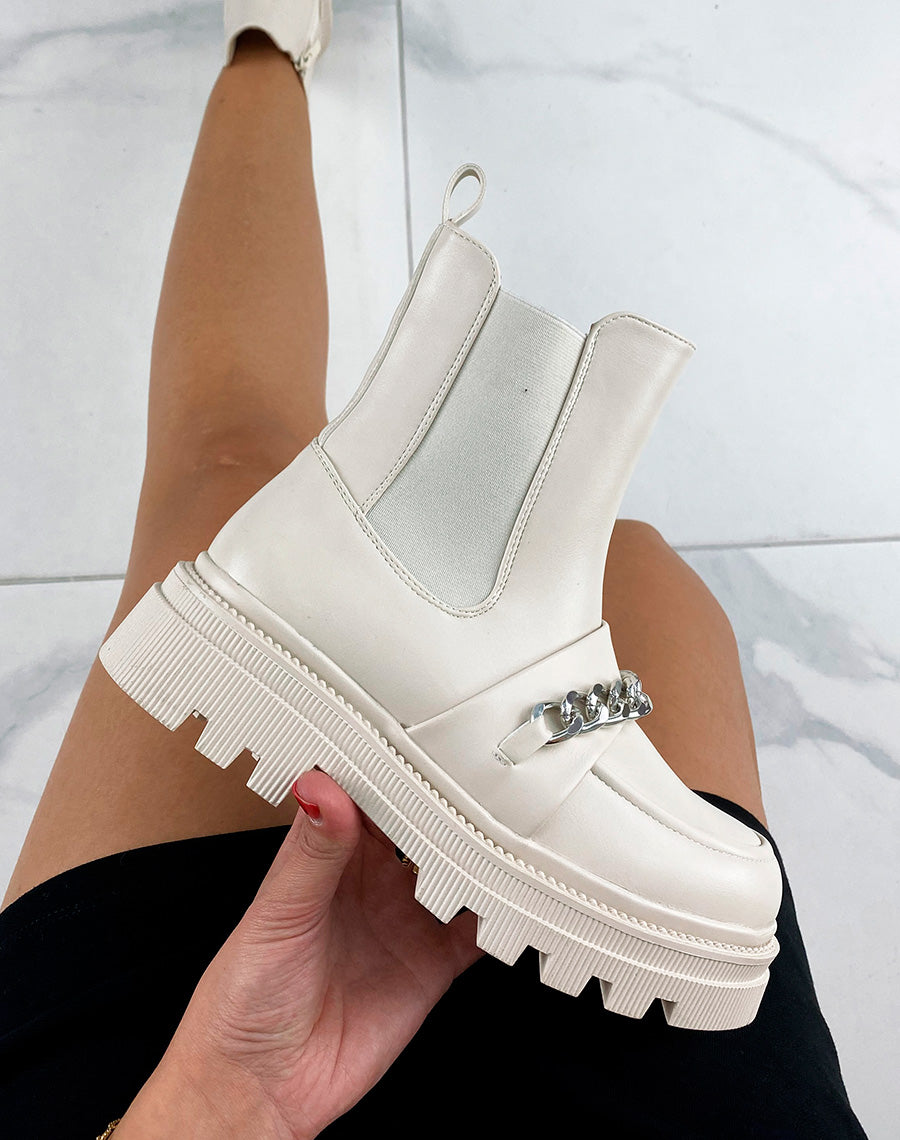Bottines beiges ornées d’une chaine argentée