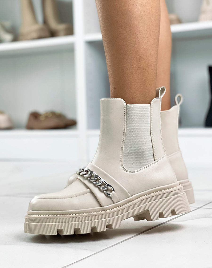Bottines beiges ornées d’une chaine argentée