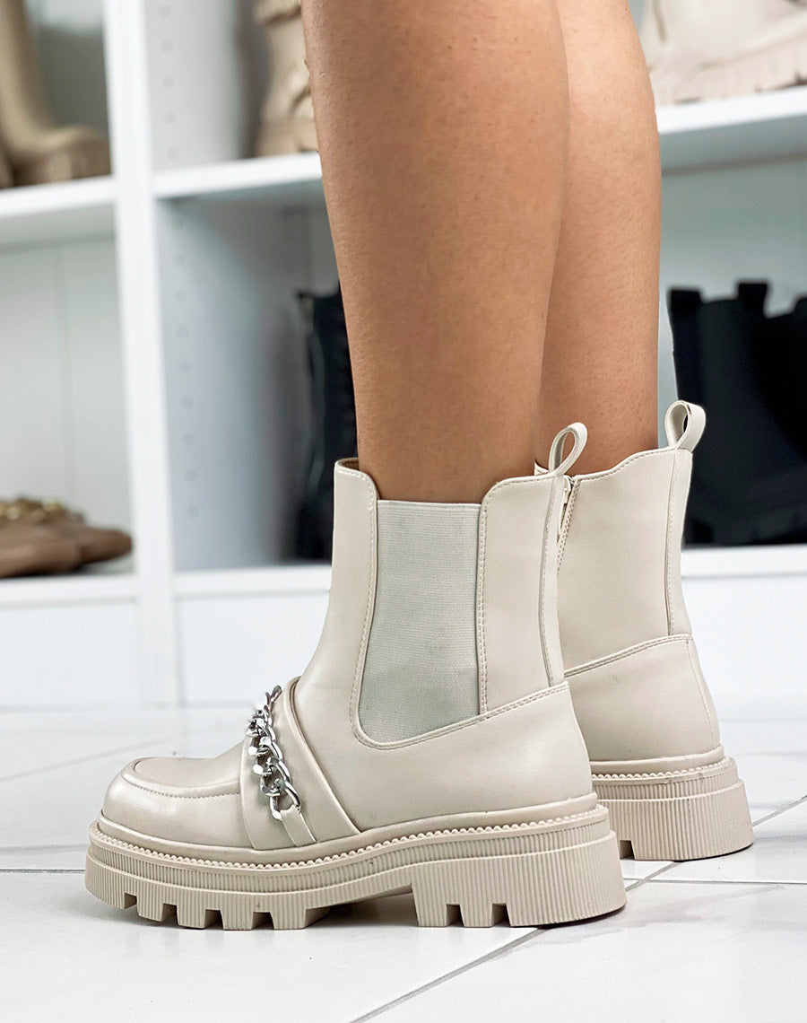 Bottines beiges ornées d’une chaine argentée